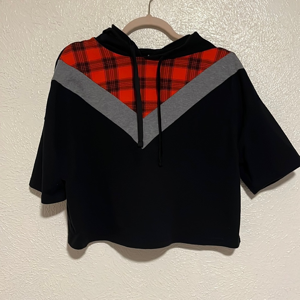 Cute, fall themed shirt, perfect and heavy for the fall cold